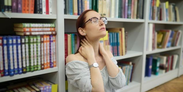 Auxiliar de biblioteca agredida com golpes na cabeça por colega de trabalho deve ser indenizada