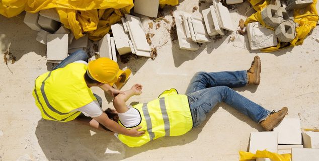 Dona de obra deve indenizar pedreiro autônomo que caiu de telhado quando prestava serviço