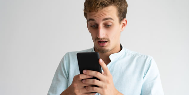 Empresa é condenada a indenizar trabalhador dispensado por mensagem de WhatsApp após reclamar de atraso salarial