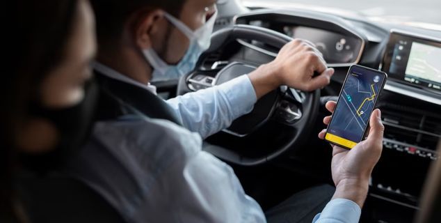 Justiça reconhece vínculo de emprego entre Uber e motorista e condena empresa a pagar R$ 200 mil