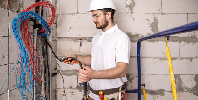 Trabalhador que atuou na manutenção de redes de energia elétrica tem direito à aposentadoria especial