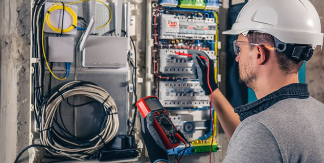 Justiça reconhece como especial trabalho de eletricista e determina concessão de aposentadoria